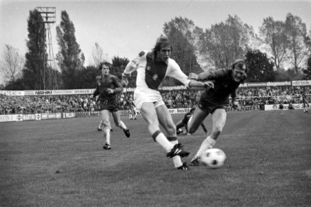 Jensen scoort voor Ajax het eerste doelpunt, rechts Huyg van Haarlem, Bestanddeelnr 930-4917