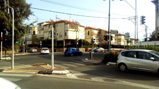 Jerusalem-avenue-crossroad-tirtza-october-2015