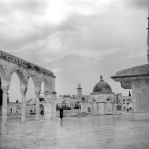 Jeruzalem, de Tempelberg (Al Haram esh Sharif). Gezicht vanaf het terras van de , Bestanddeelnr 255-1637