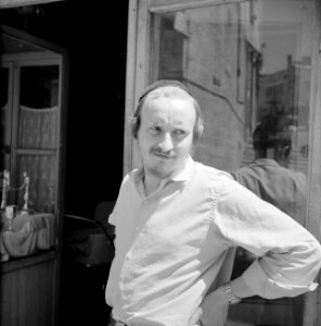 Jeruzalem. Portret van een moderne orthodoxe joodse voor de ingang van een huis , Bestanddeelnr 255-2449