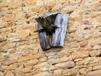 Jarnioux - Rue du Château - Support d'une poutre dans le mur du château