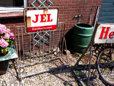 JEL Vruchtenlimonade emaile reclamebord op fietsenrek, foto3
