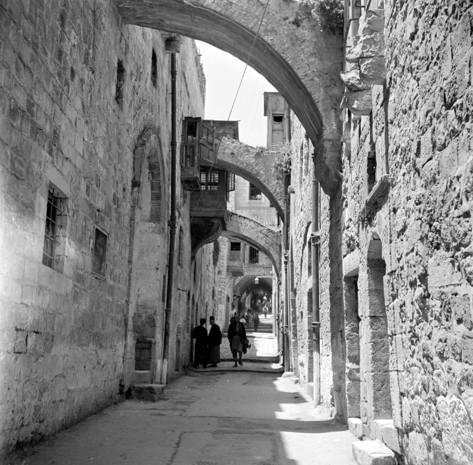 Jeruzalem Een deel van de Via Dolorosa met luchtbogen over de straat en met teg, Bestanddeelnr 255-1643