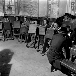 Jeruzalem. Studerende leerlingen van een Jeshiwa (een Talmoed hogeschool) in hun, Bestanddeelnr 255-0392