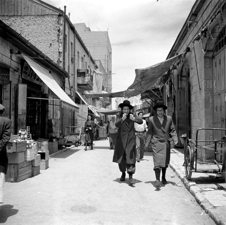 Jeruzalem, in de wijk Mea Shearim. Straatje met winkels met twee studenten van e, Bestanddeelnr 255-0383
