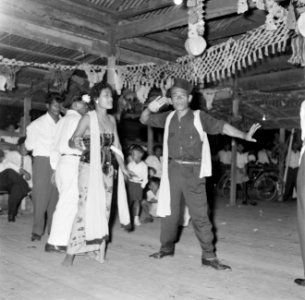 Javaanse danseres op een Javaans feest in Paramaribo, Bestanddeelnr 252-2584