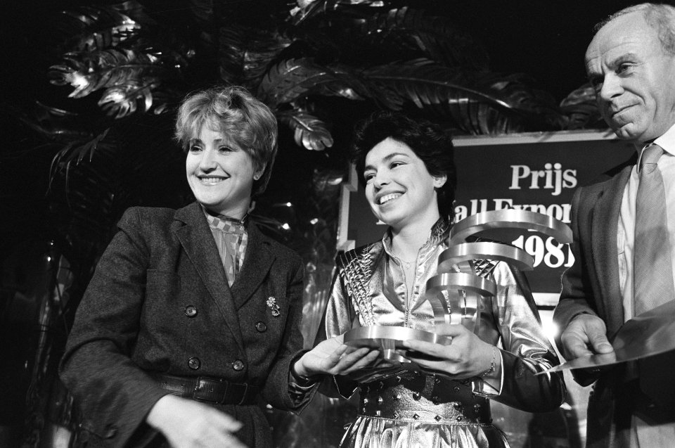 Jasperina de Jong (l.) overhandigt Marie Henselmans (de Pall Mall Export Prijs i, Bestanddeelnr 931-9482