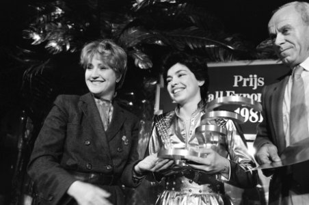 Jasperina de Jong (l.) overhandigt Marie Henselmans (de Pall Mall Export Prijs i, Bestanddeelnr 931-9482