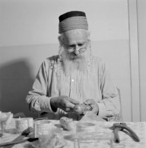 Jeruzalem. Een Jeminitische zilversmid aan het werk achter een werktafel, Bestanddeelnr 255-2357