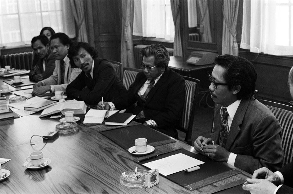 Javaanse Surinamers vertegenwoordigers van de Surinaamse Staten spreken met vast, Bestanddeelnr 927-7801