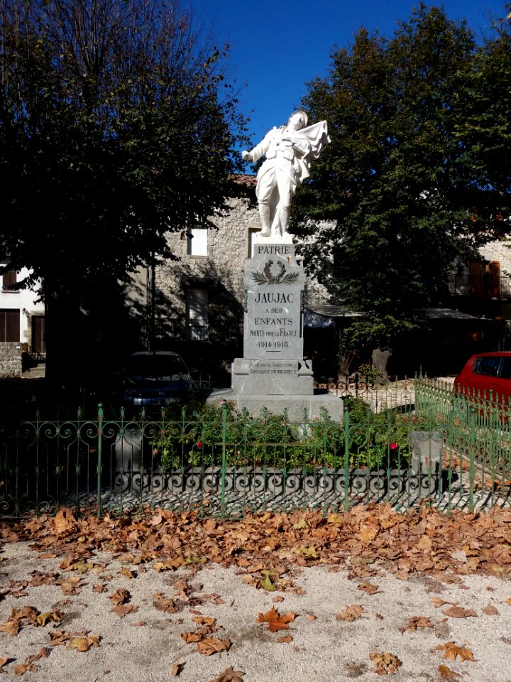 Jaujac - Monument aux morts de face