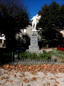 Jaujac - Monument aux morts de face
