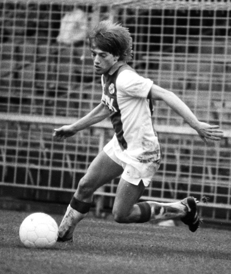 Jesper Olsen (l) omspeelt Peter van de Ven, Bestanddeelnr 932-7816 (cropped)