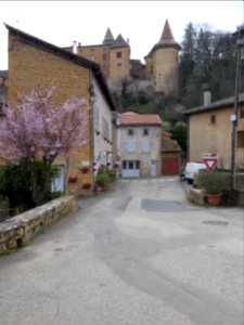 Jarnioux - Rue des Pierres Dorées - Vue sur le château
