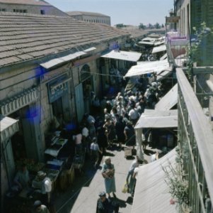 Jeruzalem Markttafreel een drukke smalle straat met aan weerzijden winkeltjes , Bestanddeelnr 255-9292