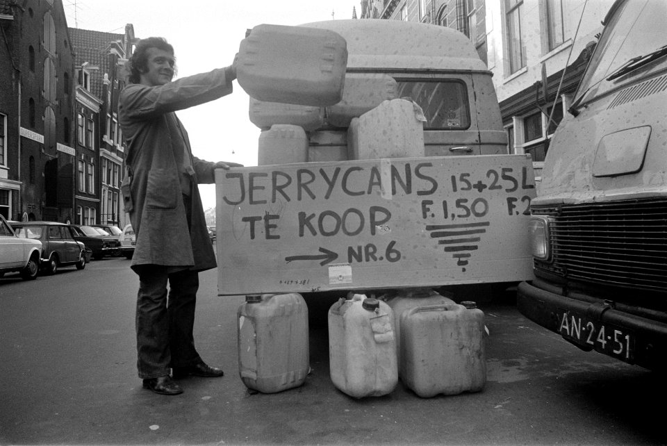 Jerrycans worden te koop aangeboden, Bestanddeelnr 926-7969
