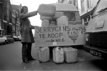Jerrycans worden te koop aangeboden, Bestanddeelnr 926-7969