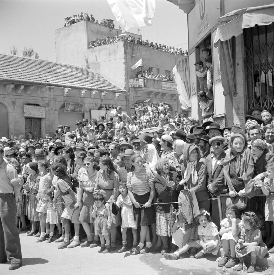 Jeruzalem. Publiek tijdens de militaire parade op 15 mei 1949 bij gelegenheid va, Bestanddeelnr 255-1003