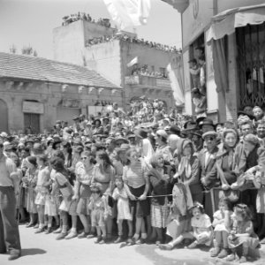 Jeruzalem. Publiek tijdens de militaire parade op 15 mei 1949 bij gelegenheid va, Bestanddeelnr 255-1003