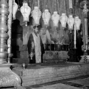 Jeruzalem. Interieur Heilig Grafkerk orthodoxe priester met wierookvat bij de …, Bestanddeelnr 255-5227