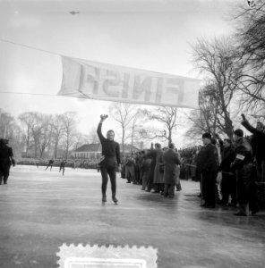 Jeen van den Berg passeert de finish, Bestanddeelnr 906-2811