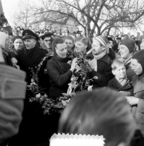 Jeen van den Berg wordt gehuldigd, Bestanddeelnr 906-2808