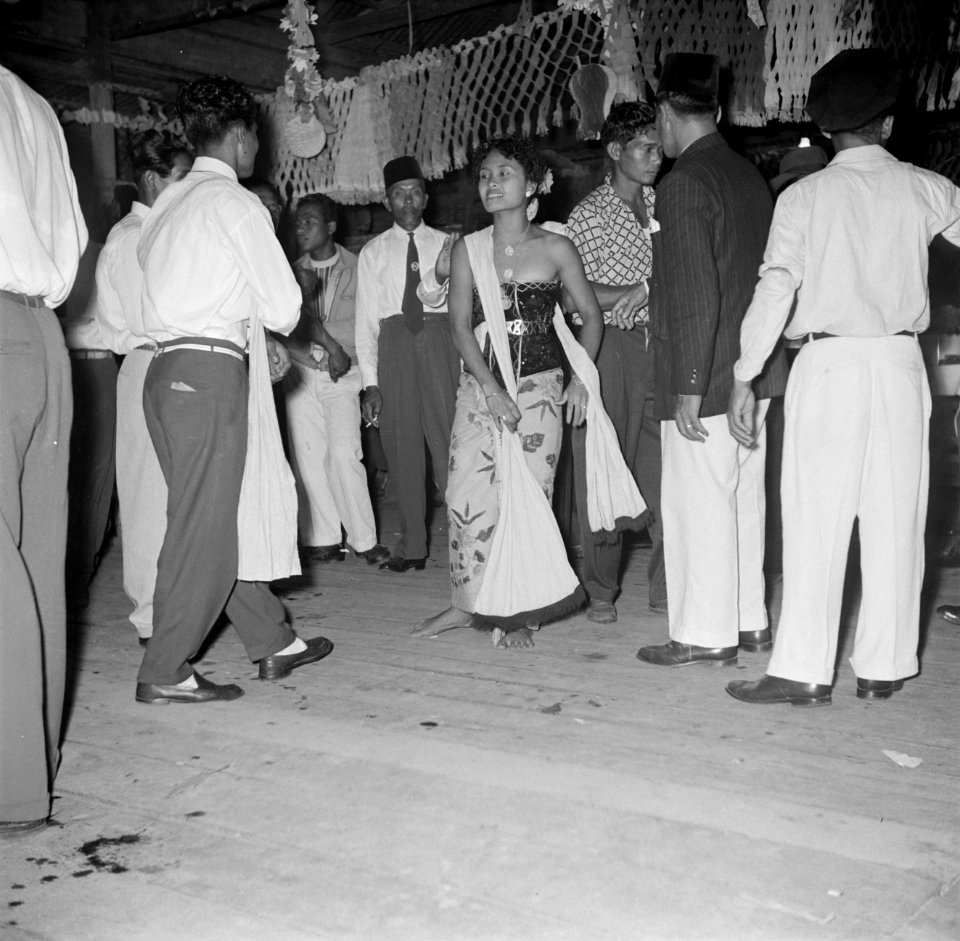 Javaanse danseres op een Javaans feest in Paramaribo, Bestanddeelnr 252-2570