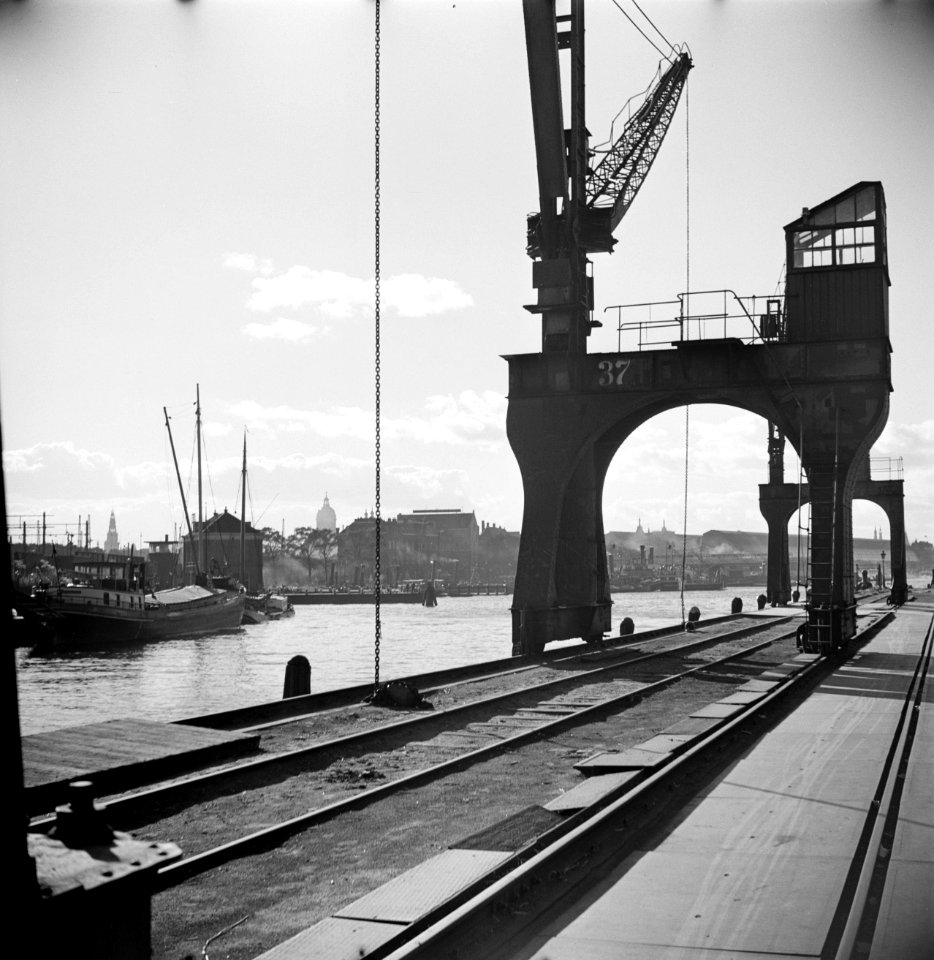 Javakade Amsterdam, links de IJhaven, op de achtergrond het Centraal Station, Bestanddeelnr 254-2362