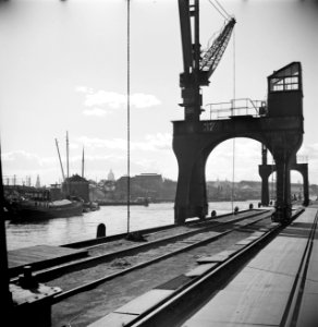 Javakade Amsterdam, links de IJhaven, op de achtergrond het Centraal Station, Bestanddeelnr 254-2362