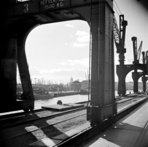 Javakade Amsterdam, links de IJhaven, op de achtergrond het Centraal Station, Bestanddeelnr 254-2361