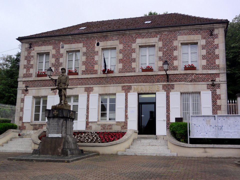 Jaux (Oise) Mairie et monument aux morts