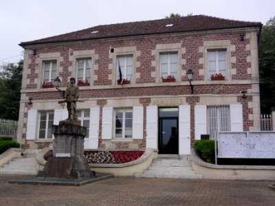 Jaux (Oise) Mairie et monument aux morts