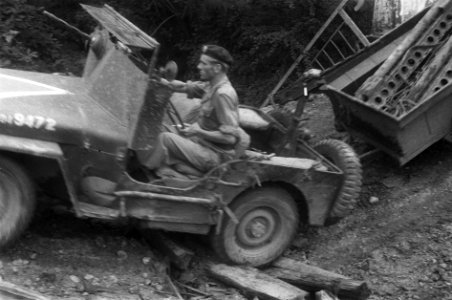 Jeep en aanhangwagen (met geperforeerde staalplaten) rijdt door de bedding van , Bestanddeelnr 273