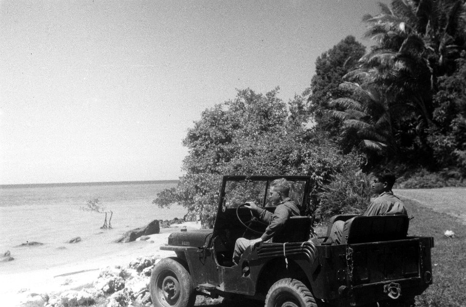 Jeep met blonde chauffeur en Indonesische militair op achterbank staat aan de ra, Bestanddeelnr 5367