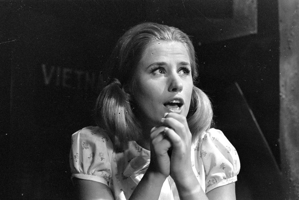 Jenny Arean zingt terwijl ze uitgebeeld is als een schoolmeisje met staartjes, Bestanddeelnr 921-6765