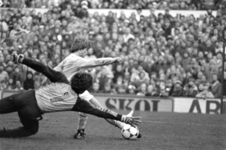 Jesper Olsen op weg naar het tweede doelpunt van Ajax, Bestanddeelnr 932-4210