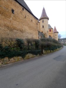 Jarnioux - Rue du Château - Vue sur des tours du château photo