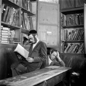 Jeruzalem Studerende leerlingen van een Jeshiwa (een Talmoed hogeschool) in de , Bestanddeelnr 255-0395
