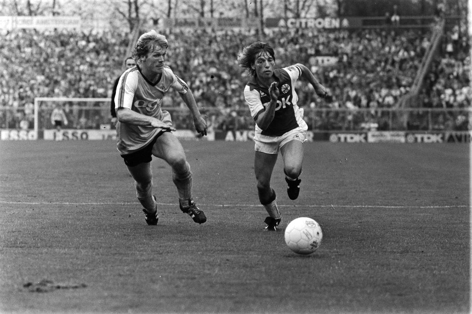 Jesper Olsen (Ajax) (l) in duel met De Haan (FC Groningen), Bestanddeelnr 932-7187
