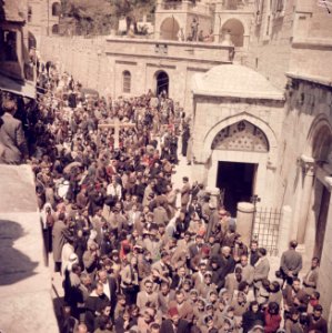 Jeruzalem. Pelgrims op Goede Vrijdag op weg in de Via Dolorosa, Bestanddeelnr 255-9829