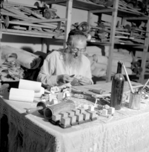 Jeruzalem. Oude man maakt doosjes voor gebedssnoeren (tefellin) achter een voll…, Bestanddeelnr 255-2339 photo