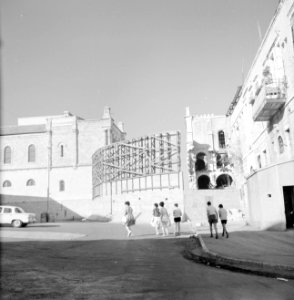 Jeruzalem. Plein bij de kerk Notre Dame de France. Halfrond gemetselde muur met , Bestanddeelnr 255-2378