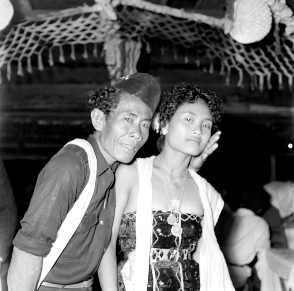 Javaanse danseres op een Javaans feest in Paramaribo, Bestanddeelnr 252-2583