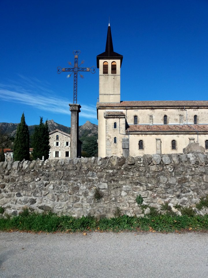 Jaujac - Église et croix du cimetière