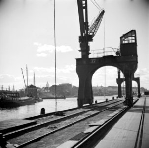 Javakade Amsterdam, links de IJhaven, op de achtergrond het Centraal Station, Bestanddeelnr 254-2363