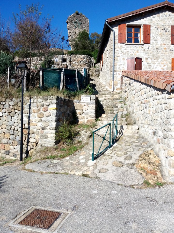 Jaujac - Chemin d'accès au château du Chastelas