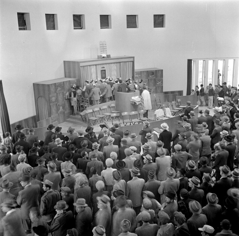 Jeruzalem. Interieur van de Jesserunsynagoge met het gezicht op de bima en de he, Bestanddeelnr 255-0370