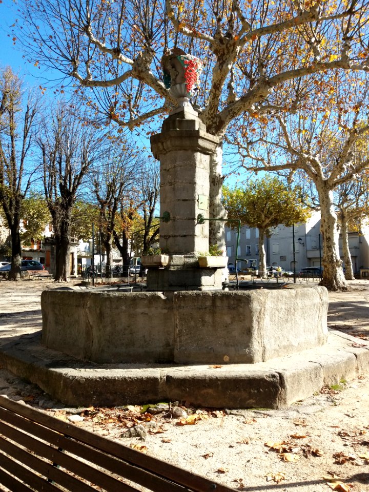 Jaujac - Fontaine de la grande place