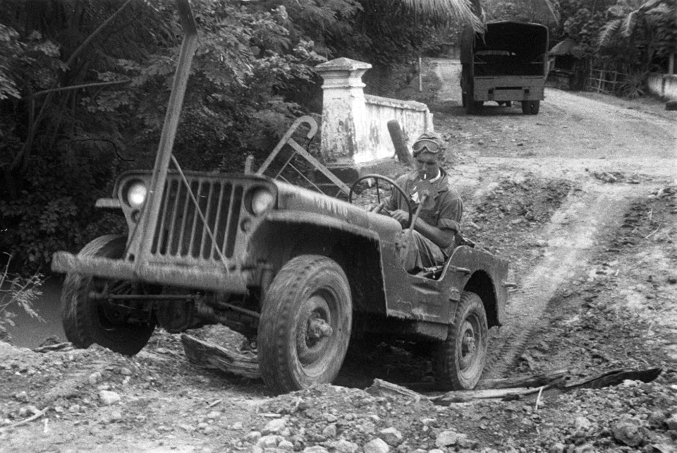 Jeep rijdt door de bedding van een beek, aangezien brug vernield is, Bestanddeelnr 274