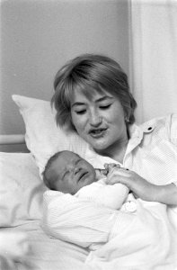 Jasperina de Jong met baby in Annapaviljoen, Bestanddeelnr 916-2162